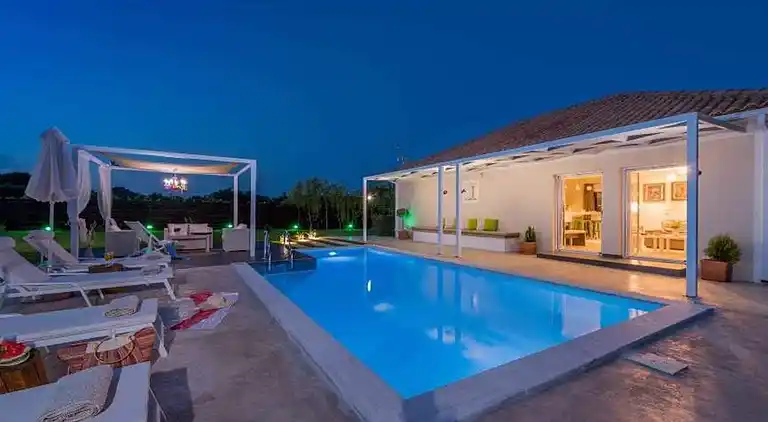 Madini Luxury villa with private swimming pool