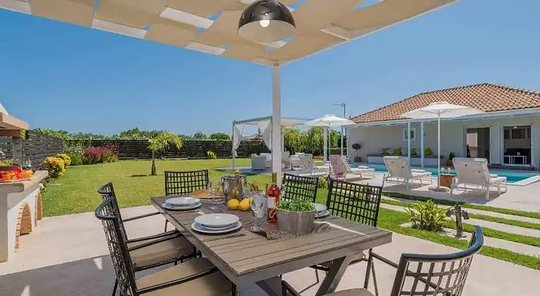 Madini Luxury villa with private swimming pool