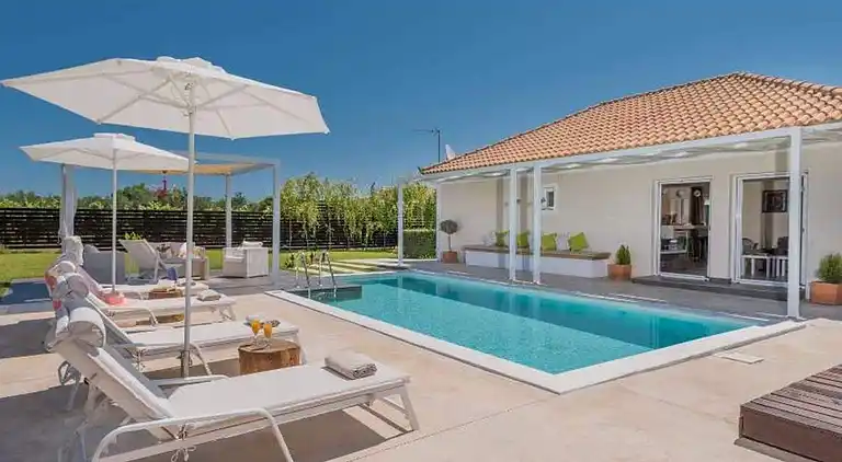 Madini Luxury villa with private swimming pool