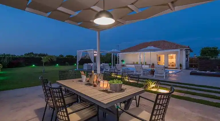 Madini Luxury villa with private swimming pool