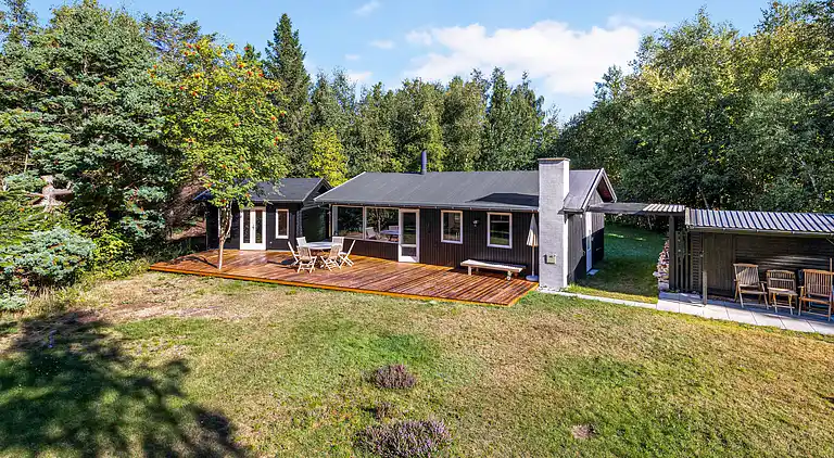 Natursmukt sommerhus nær skov og strand