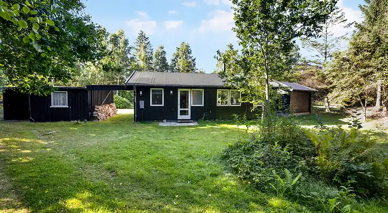 Natursmukt sommerhus nær skov og strand