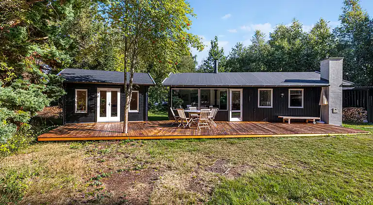 Natursmukt sommerhus nær skov og strand
