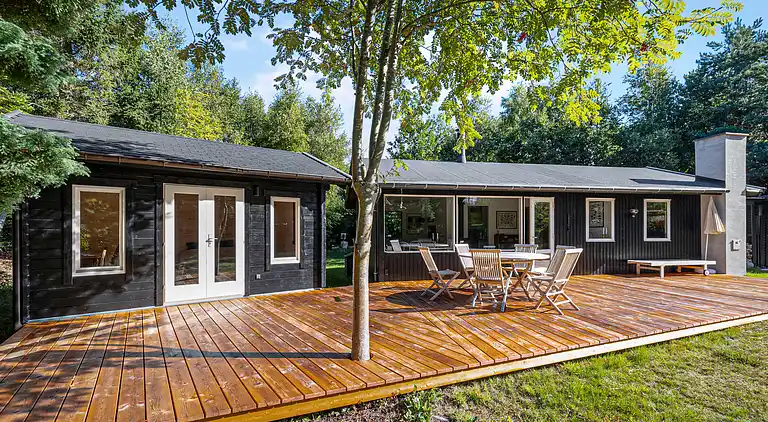 Natursmukt sommerhus nær skov og strand