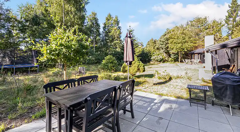 Natursmukt sommerhus nær skov og strand