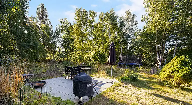 Natursmukt sommerhus nær skov og strand