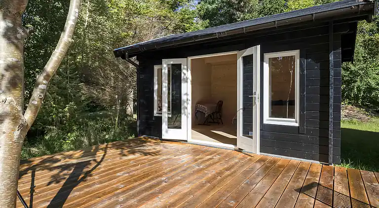Natursmukt sommerhus nær skov og strand