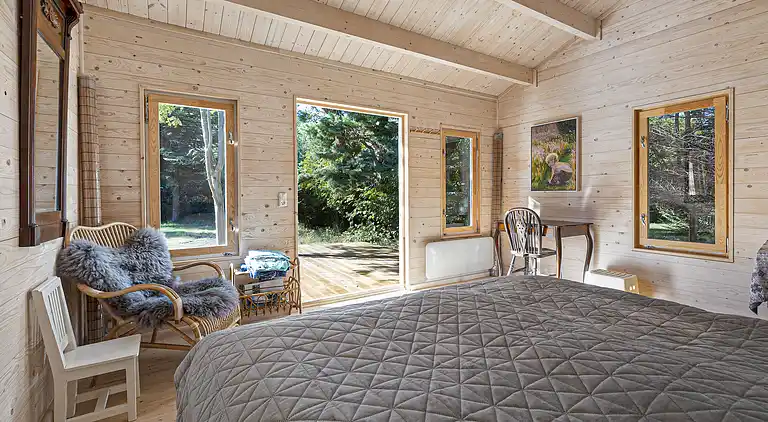 Natursmukt sommerhus nær skov og strand