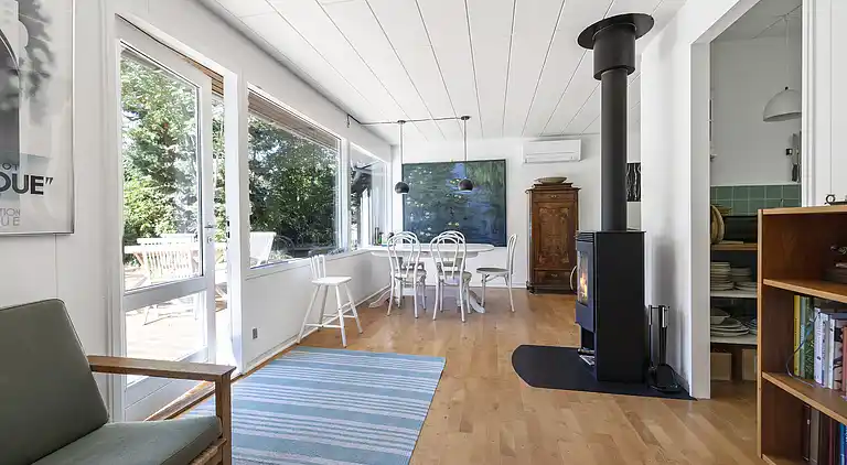 Natursmukt sommerhus nær skov og strand