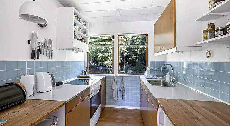 Natursmukt sommerhus nær skov og strand