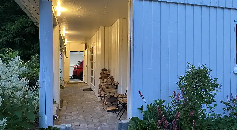 Idyllisch gelegenes Holzhaus an Wald und See