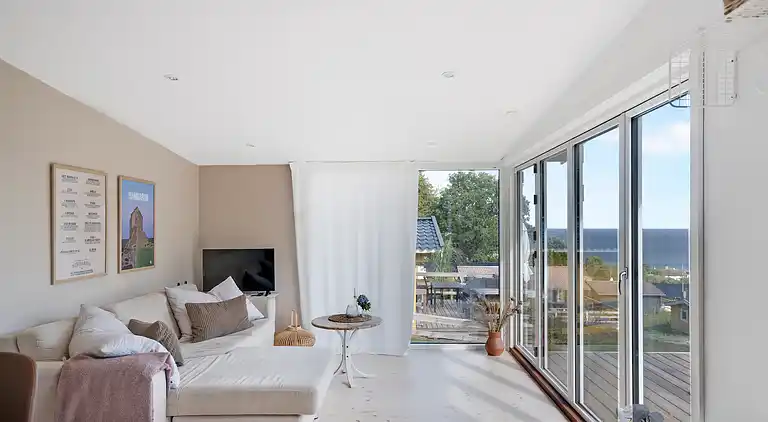 Smukt beliggende sommerhus med havudsigt