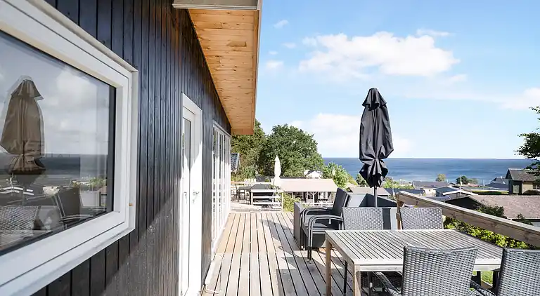 Smukt beliggende sommerhus med havudsigt