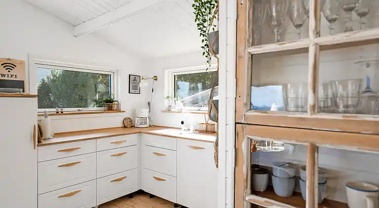 Smukt beliggende sommerhus med havudsigt