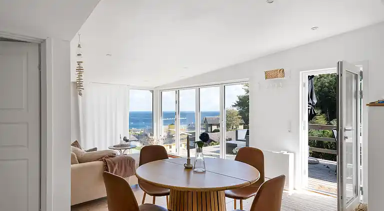 Smukt beliggende sommerhus med havudsigt