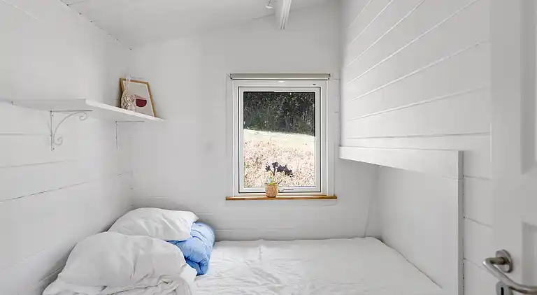 Smukt beliggende sommerhus med havudsigt