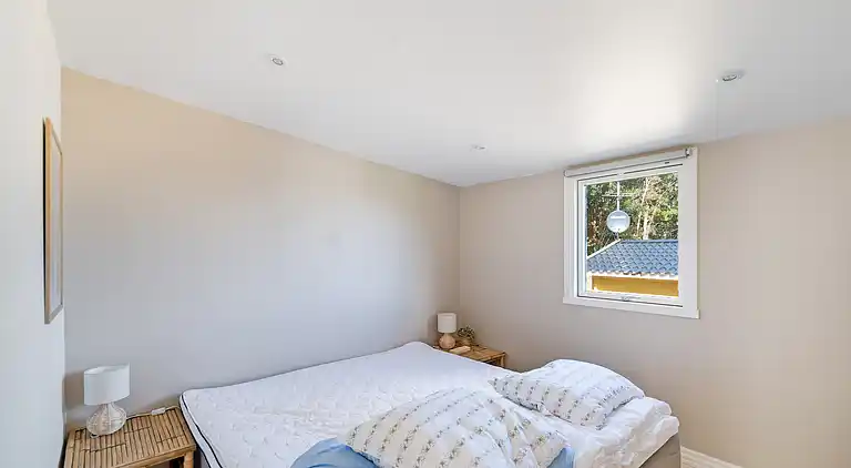 Smukt beliggende sommerhus med havudsigt