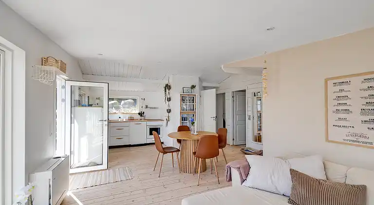 Smukt beliggende sommerhus med havudsigt