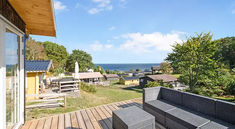 Smukt beliggende sommerhus med havudsigt
