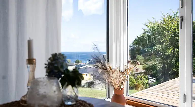 Smukt beliggende sommerhus med havudsigt
