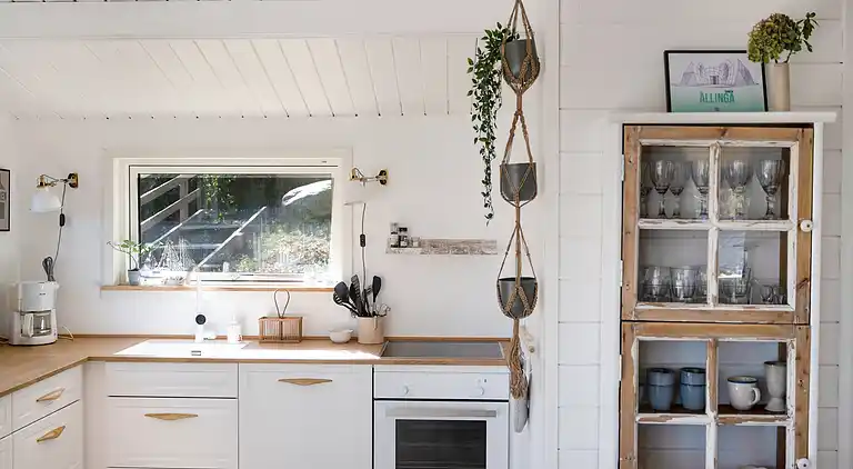 Smukt beliggende sommerhus med havudsigt