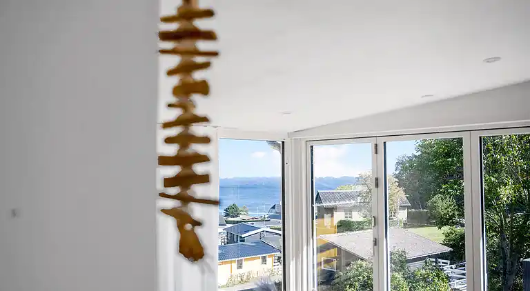 Smukt beliggende sommerhus med havudsigt