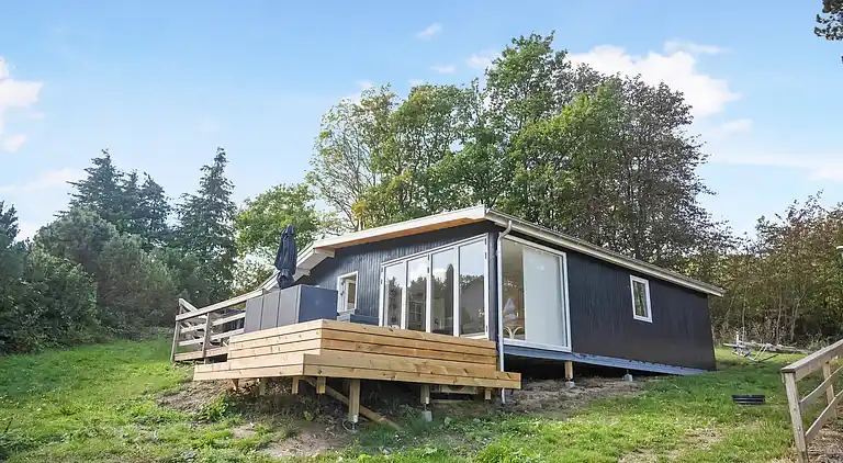 Smukt beliggende sommerhus med havudsigt