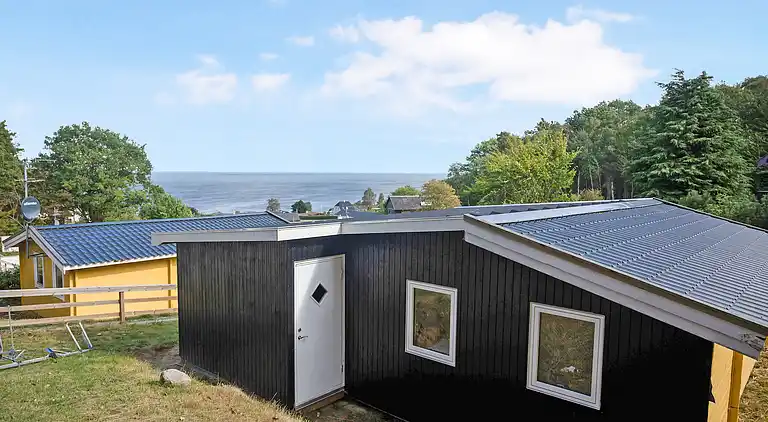 Smukt beliggende sommerhus med havudsigt
