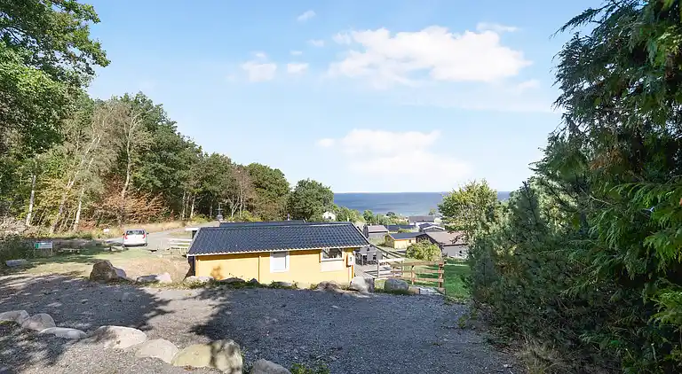 Smukt beliggende sommerhus med havudsigt
