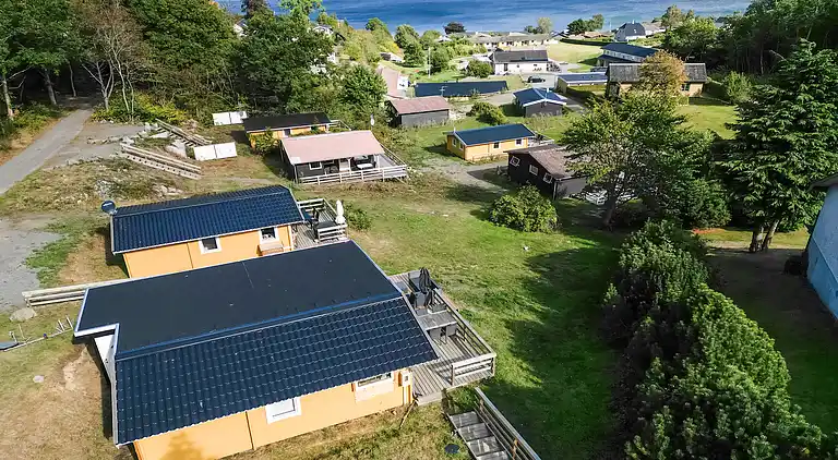 Smukt beliggende sommerhus med havudsigt