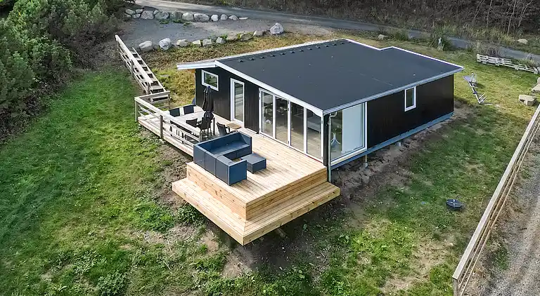 Smukt beliggende sommerhus med havudsigt