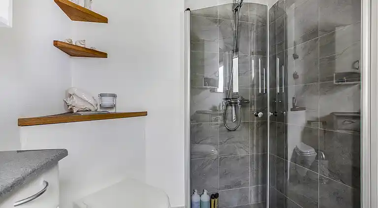 Lyst sommerhus 300 meter fra stranden