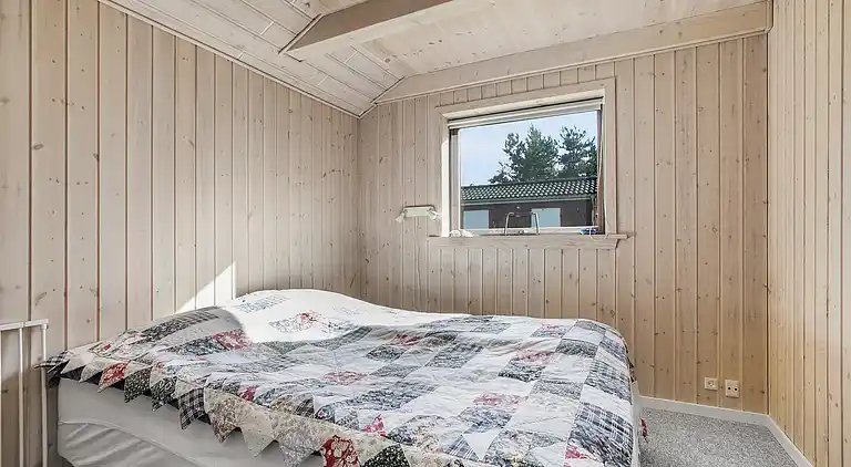 Lyst sommerhus 300 meter fra stranden