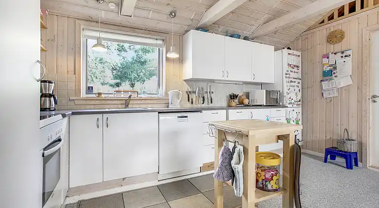 Lyst sommerhus 300 meter fra stranden