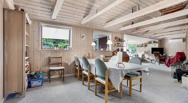 Lyst sommerhus 300 meter fra stranden