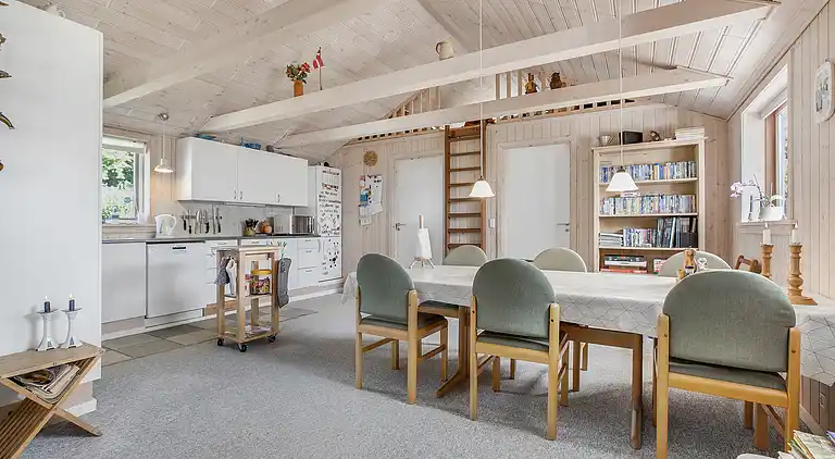 Lyst sommerhus 300 meter fra stranden