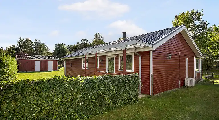 Lyst sommerhus 300 meter fra stranden