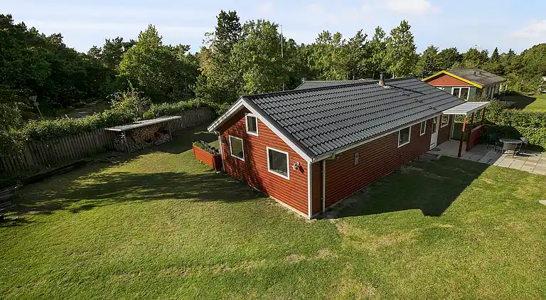Lyst sommerhus 300 meter fra stranden