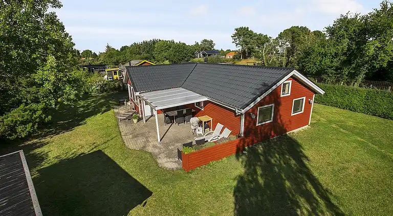 Lyst sommerhus 300 meter fra stranden