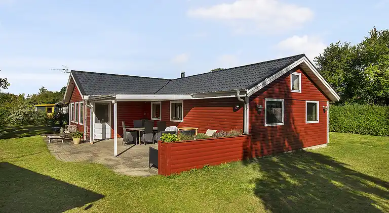 Lyst sommerhus 300 meter fra stranden