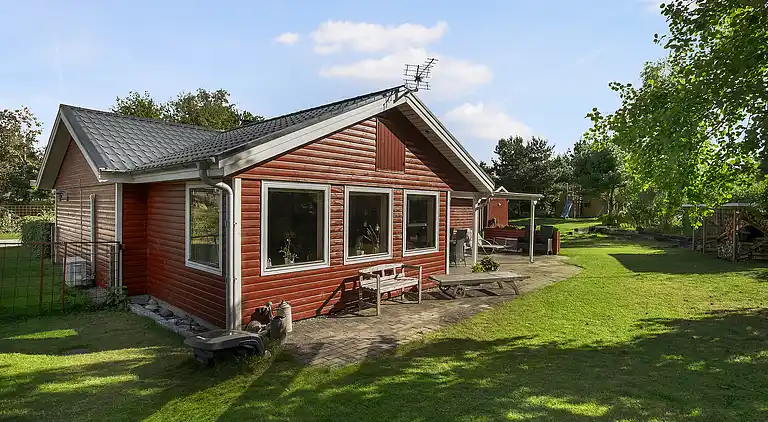 Lyst sommerhus 300 meter fra stranden