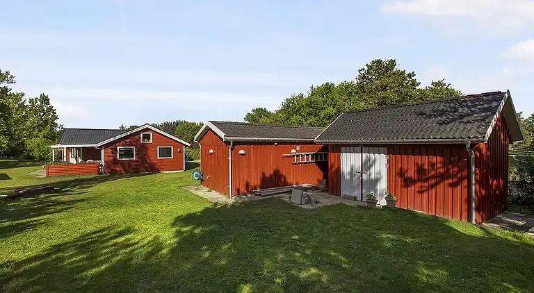 Lyst sommerhus 300 meter fra stranden