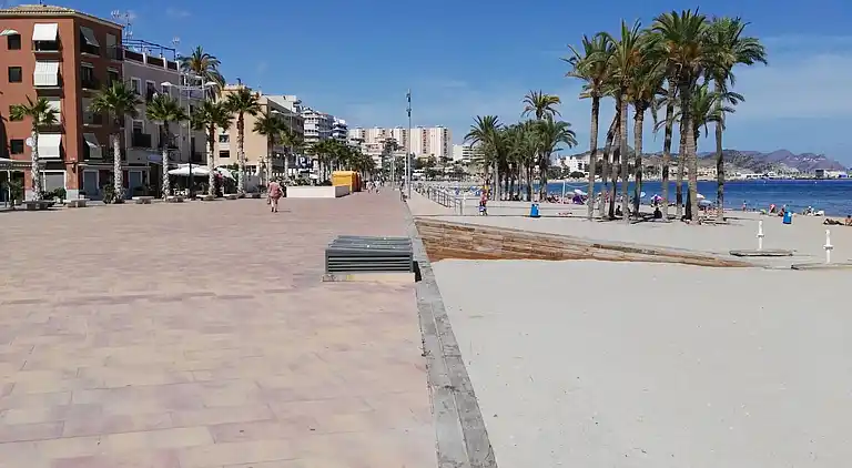 Traditionellt hus, lungt, nära havet. Ditt hem.