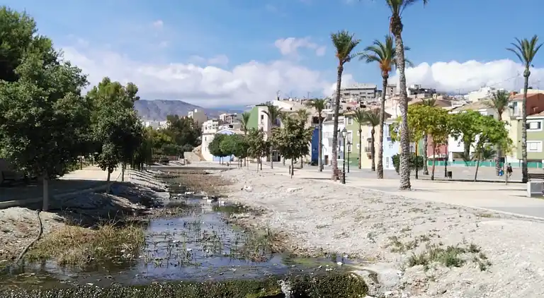 Traditionellt hus, lungt, nära havet. Ditt hem.