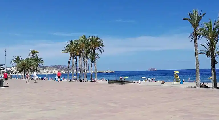Traditionellt hus, lungt, nära havet. Ditt hem.