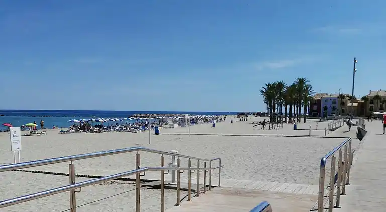 Traditionellt hus, lungt, nära havet. Ditt hem.