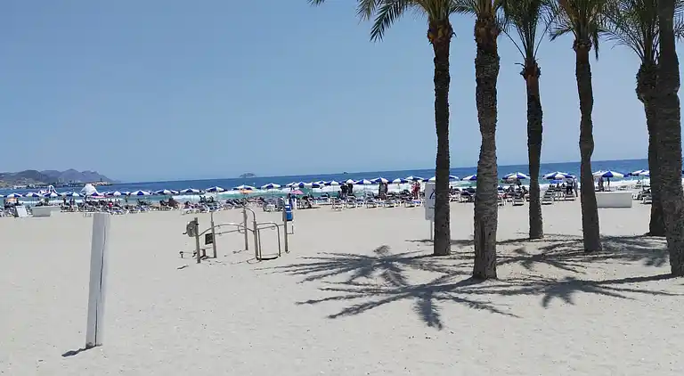 Traditionellt hus, lungt, nära havet. Ditt hem.