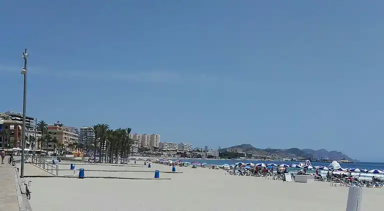 Traditionellt hus, lungt, nära havet. Ditt hem.