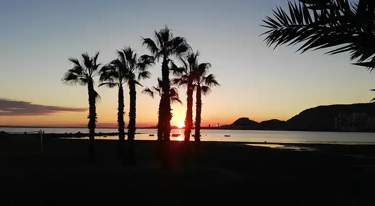Traditionellt hus, lungt, nära havet. Ditt hem.