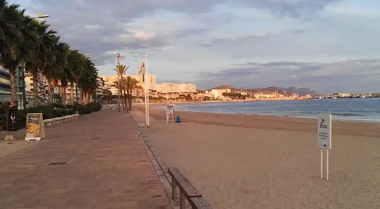 Traditionellt hus, lungt, nära havet. Ditt hem.